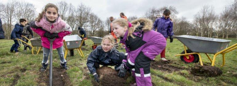 Skoleelever forbedrer boligområde i Esbjerg med bær og frugt til alle