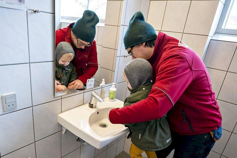 Jobkonsulenter og bibliotekarer giver en hånd under genåbning