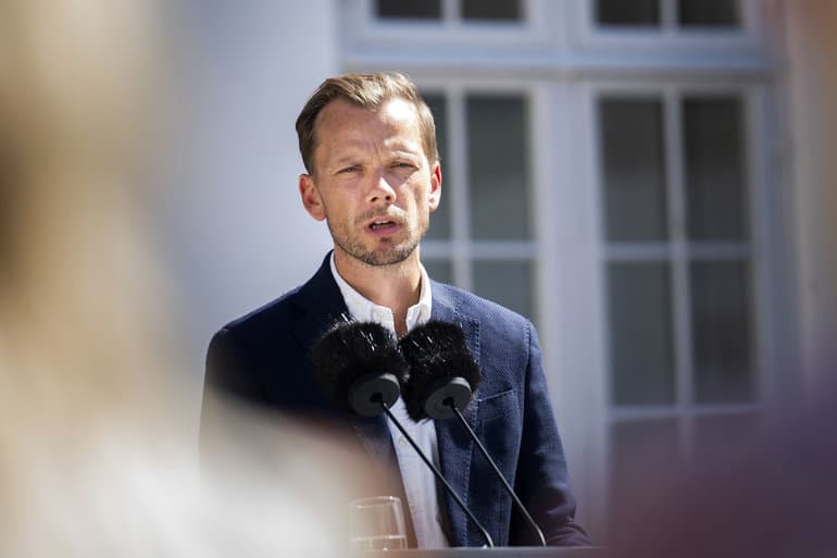 Hummelgaard varsler uddybning af lønspørgsmål for velfærdsjob inden valg