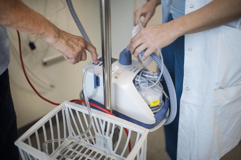 Pensionerede sundhedsmedarbejdere skal arbejde for lavere løn