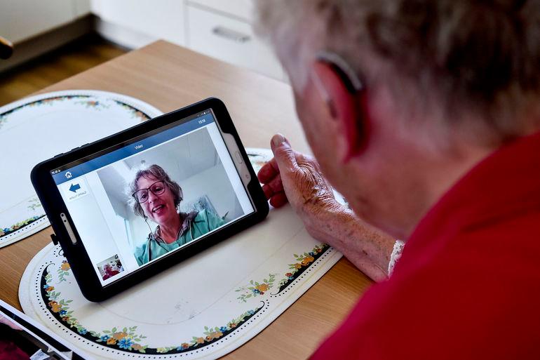 Flere kommuner besøger de ældre via skærm