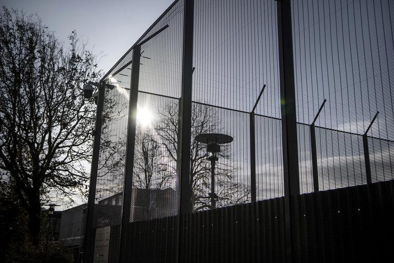 Vikarer nægter at have givet unge piller på sikret institution