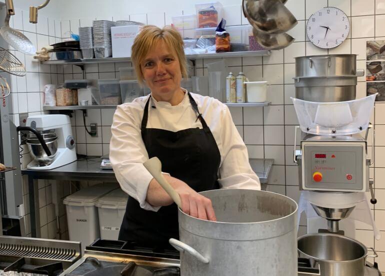 Køges kantinepersonale sørger for alle måltider til 75 ukrainske flygtninge
