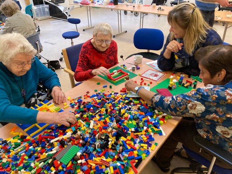 Plejehjemsbeboere i Odense dyster i Lego